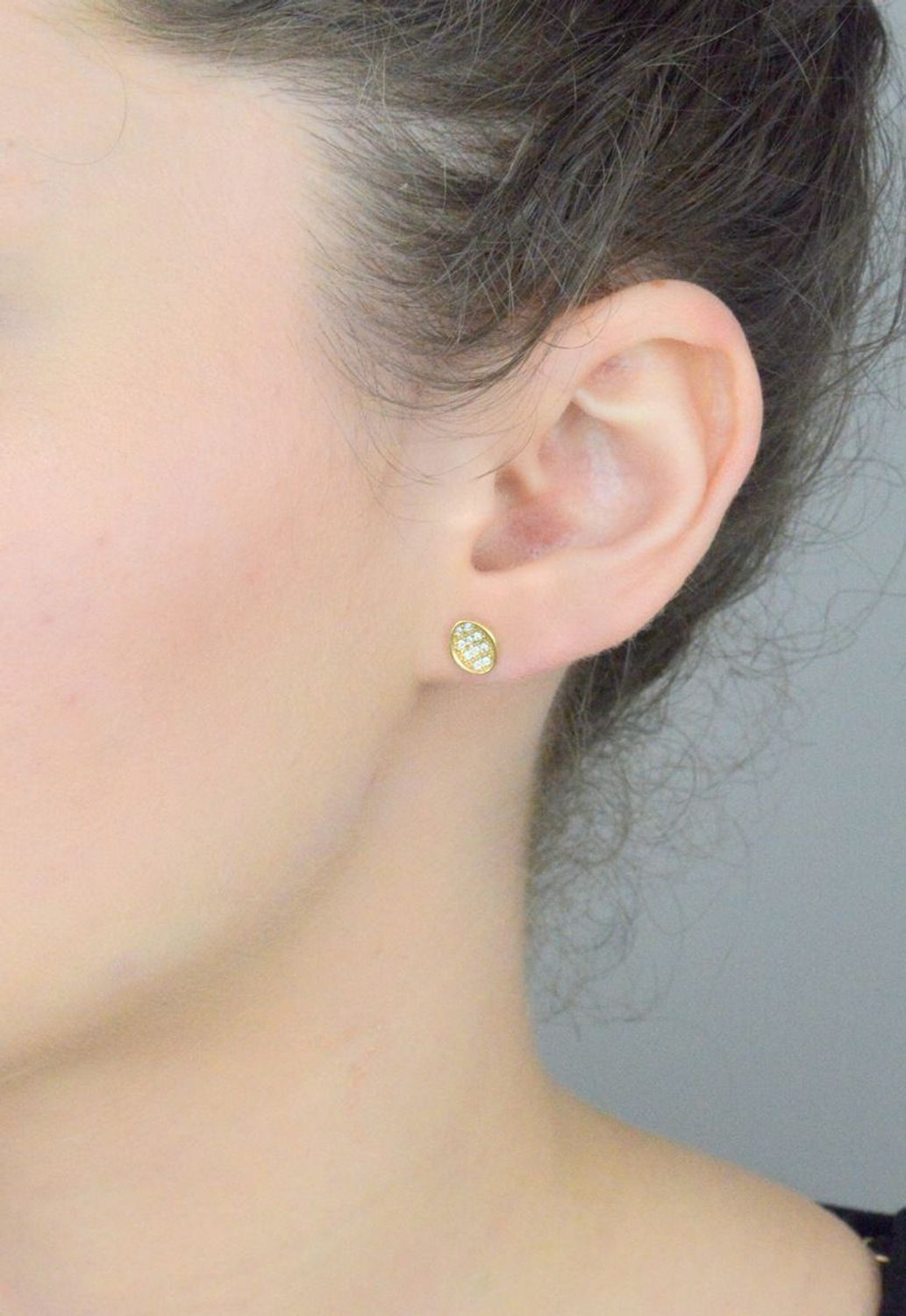 Kolczyki owalne złote 585 z cyrkoniami KL 4358 Takie kolczyki z pewnością spodobają się kobietą, które szukają nowoczesnych dodatków do swoich stylizacji. 1.jpg